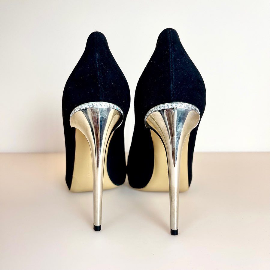 Always keep your heels, head and standards high ✨🖤
.
.
#GotUrBag #GUB #GUBbies #WeGotUrBag #LuxuryConsignment #OnlyAuthentic