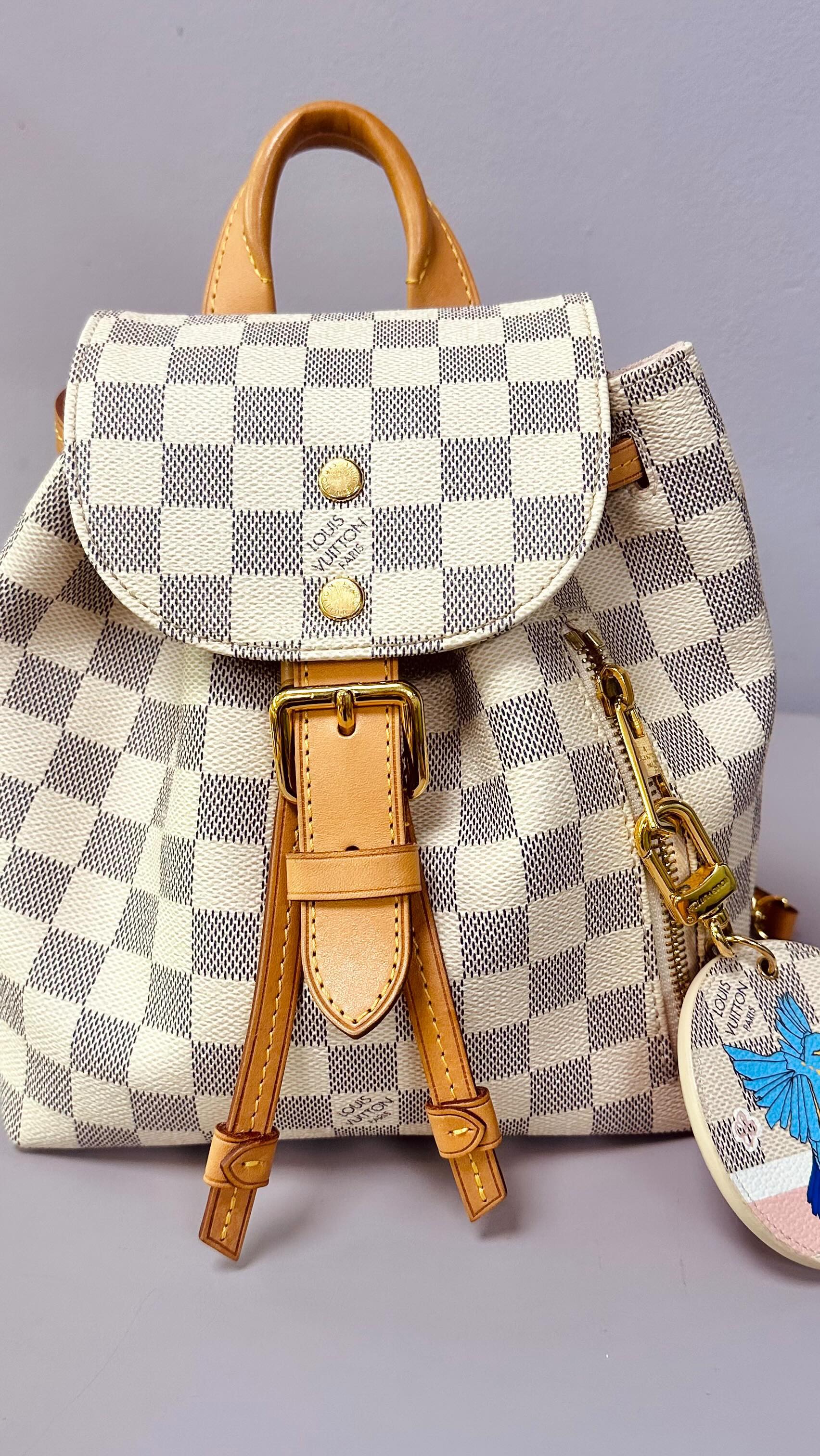 Stop everything and watch this!! Esta LV backpack #NewIn nos tiene 🥰😍
Corre a verla en la web 🏃🏽♀️tiene un súper precio y en excelente condición 9/10. #OnlyAuthentic