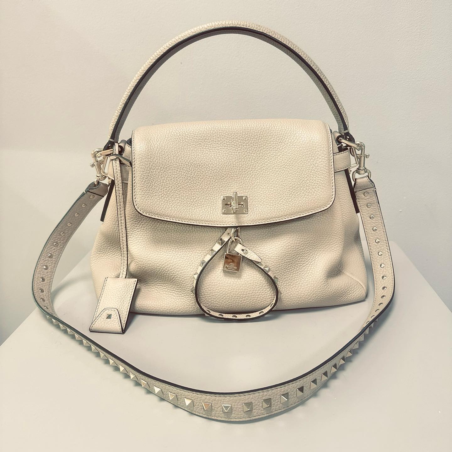 Just in #Valentino monochromatic 😍
De nuestros nudes favoritos 💁🏽♀️