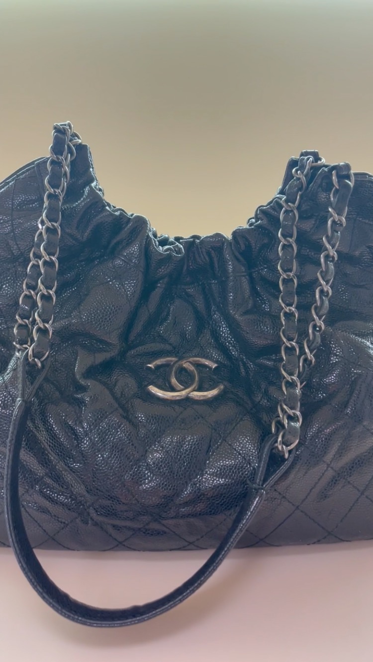 Chanel is chanel. 🖤
Esta belleza en Caviar leather, en súper condición 9/10, la tenemos disponible con descuento. DM for info!
