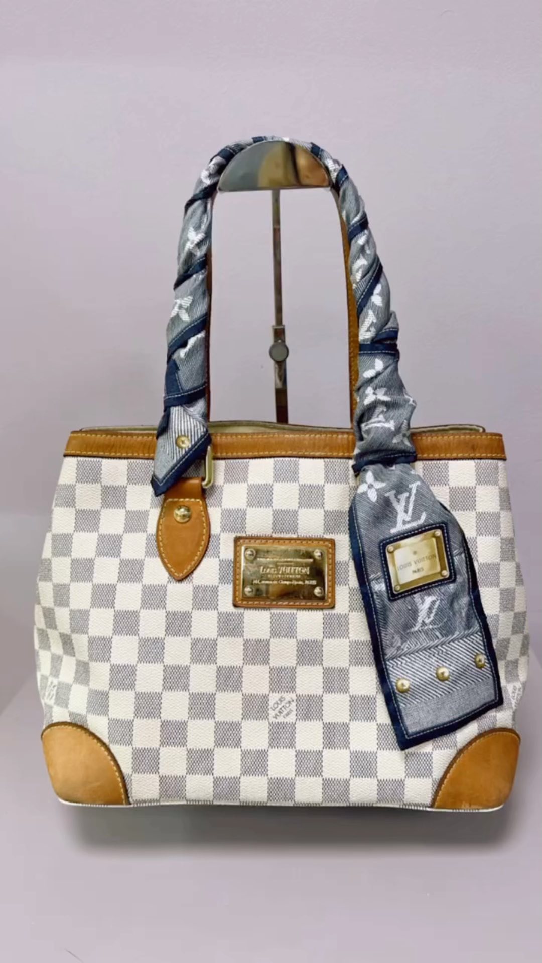 Blue Monogram Twilly 🥰 para darle un toque a tu bolso o a tu outfit 💙
👉🏼Disponible estado 10/10, sin caja, $125.
#100%auténtico.