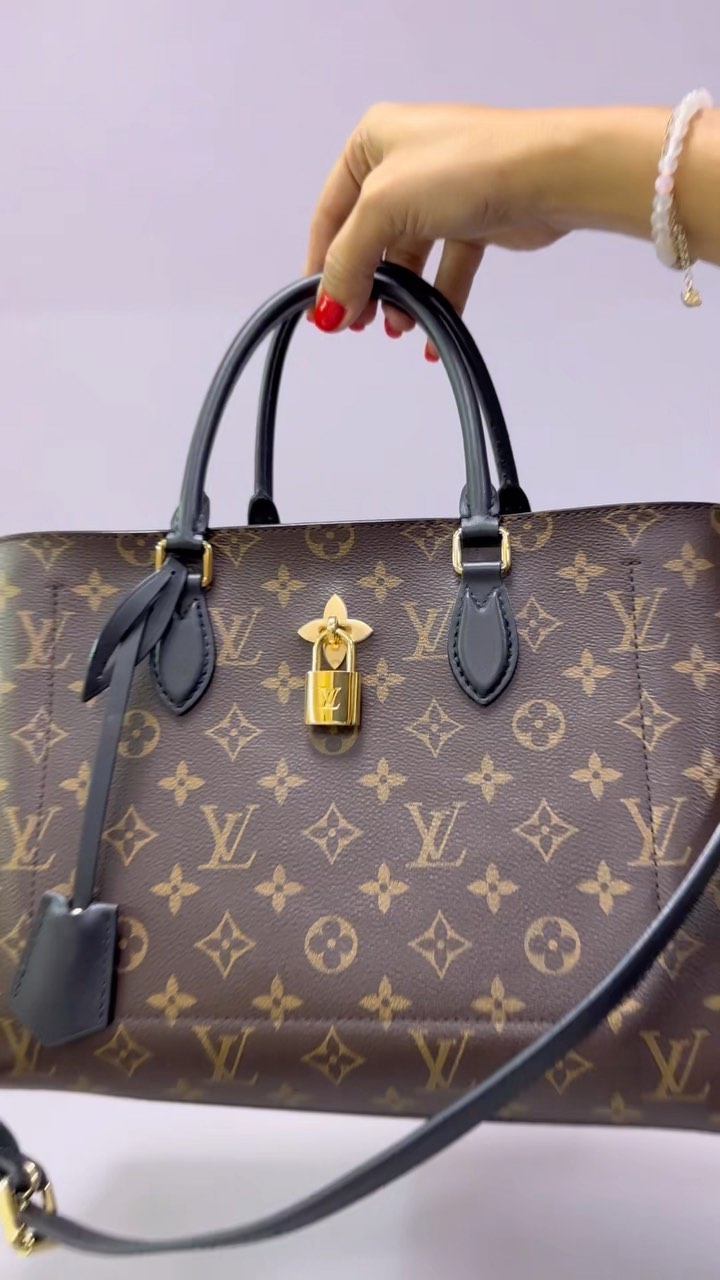 ¿Sabías que puedes ver todos nuestros bolsos y piezas disponibles en nuestra página web? 🤩💕 tenemos New ítems y piezas en rebaja, todo el tiempo! Visítala 🤗